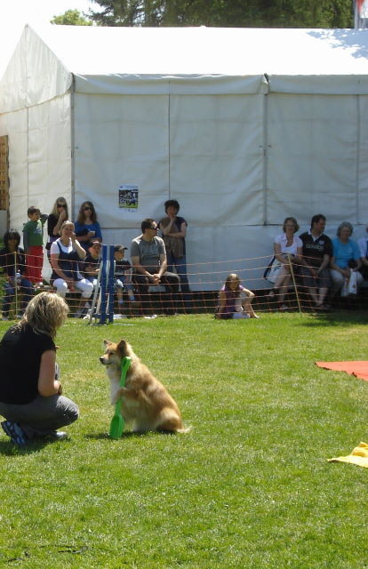 Tuvra beim Schaufel halten