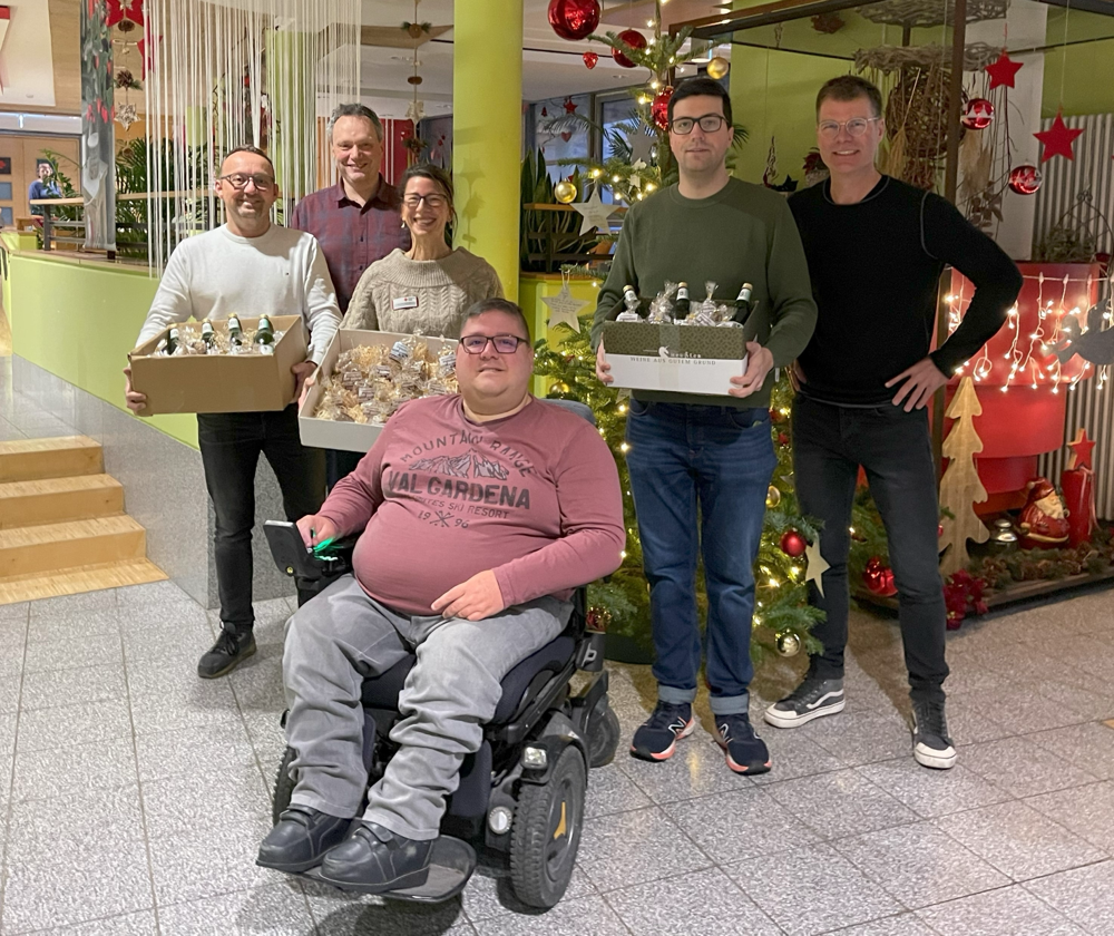 CDU-Vorstand mit Leitung Andrea Zielinski und Mitarbeiter Jan bei Übergabe der Präsente