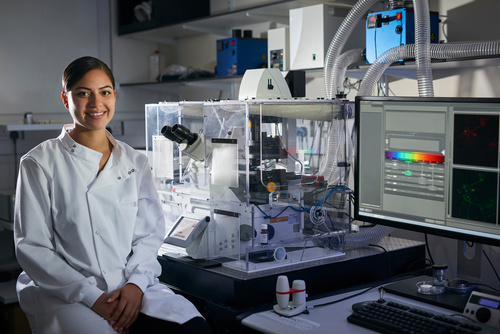 femme souriante qui travaille dans la santé