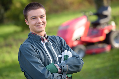Homme souriant qui entretient les espaces verts pour les collectivités locales