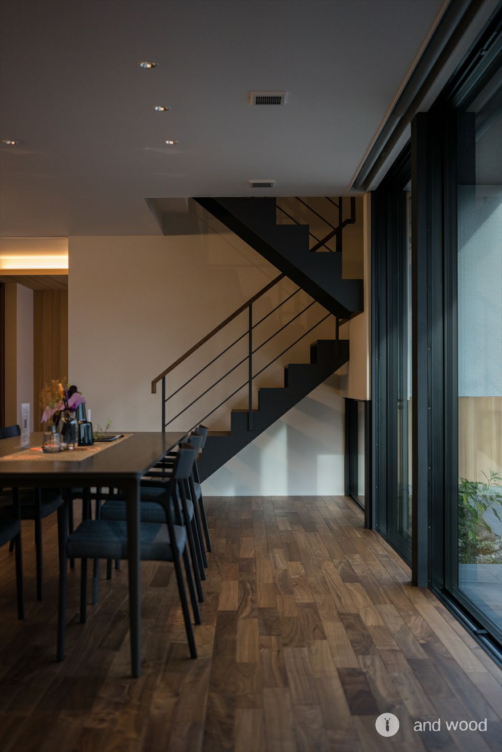 アメリカン ブラック ウォールナット フローリング 幅細 プライウッド 桜木 展示場 andwood アンドウッド 施工例 4