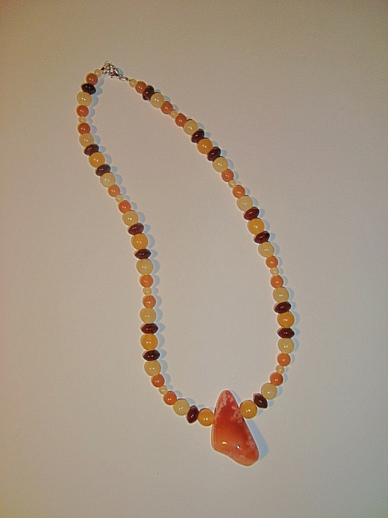 Orangencalcit, Aventurin, Jaspis  Halskette mit Karneolanhänger