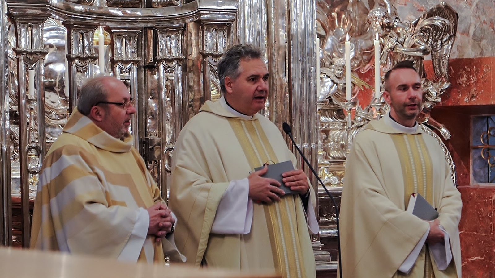 Wallfahrer Messe am Gnadenaltar im Mariazeller Dom