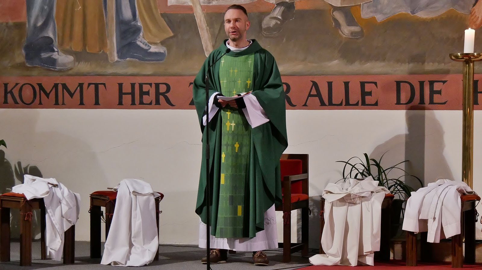 Am Beginn der Messe sind noch keine Ministranten beim Priester, nur ihre Gewänder.