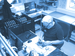 Mitarbeiter führt Kontrollmessung an elektronischer Baugruppe durch