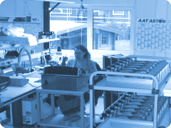 Fachkraft bei der Funktionsprüfung einer elektronischen Baugruppe