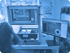 Mitarbeiter bedient das LSE-Inspektionssystem zur Wechselbildaufnahme im Prüfvorgang