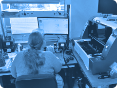 Mitarbeiter wertet AOI-Bildschirmanzeige bei der Baugruppeninspektion aus