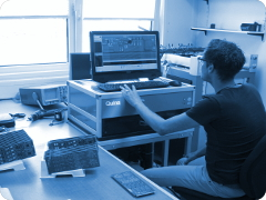 Mitarbeiter bedient Bildvergleichprüfungsgerät zur Baugruppeninspektion