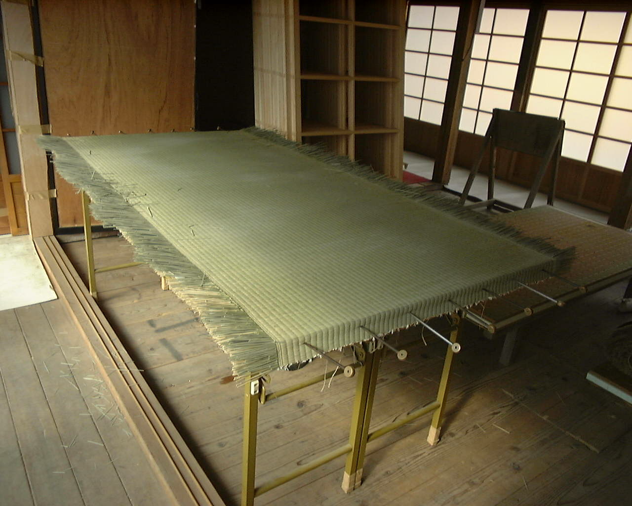 御厚畳の裏に使う畳表を、事前に張り置きします。