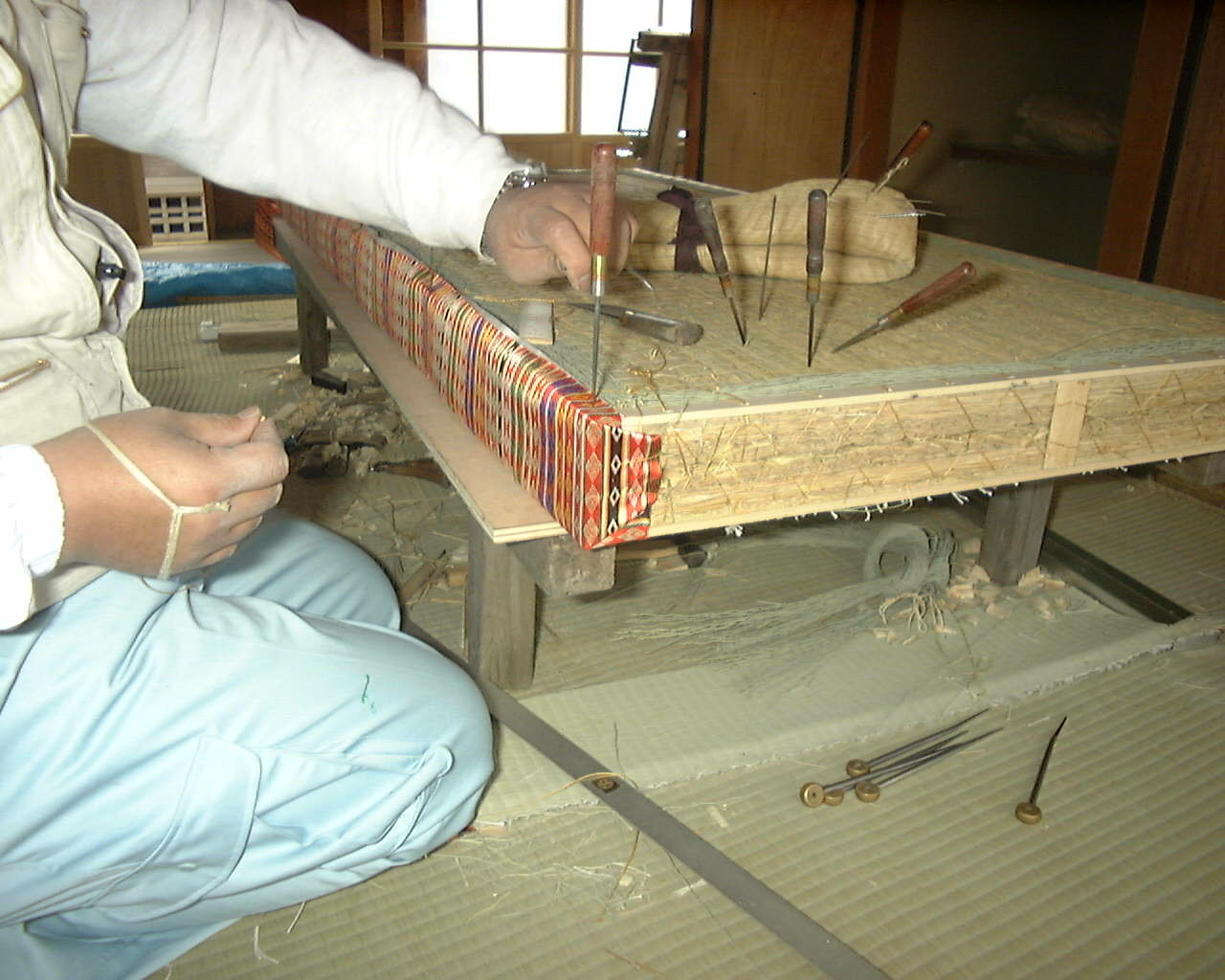 繧繝縁を捲り上げ縫い付けます。