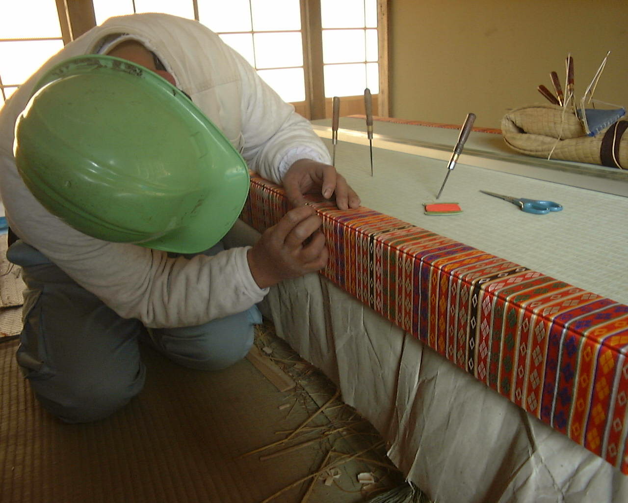 紋を合わせながら、曲がり針でかがり止めます。