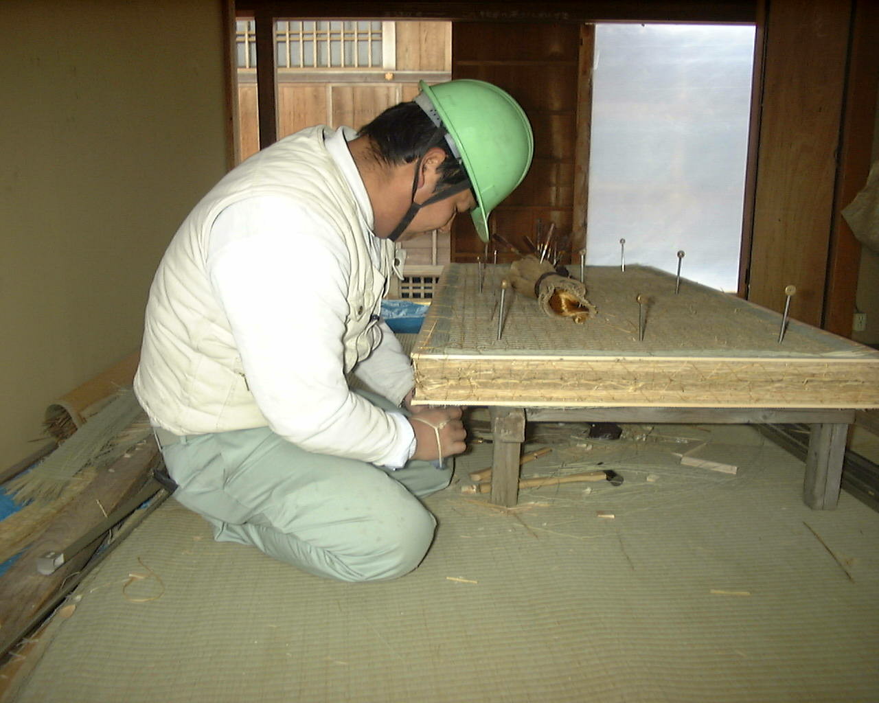 二畳を縫い付け締め上げて固定します。