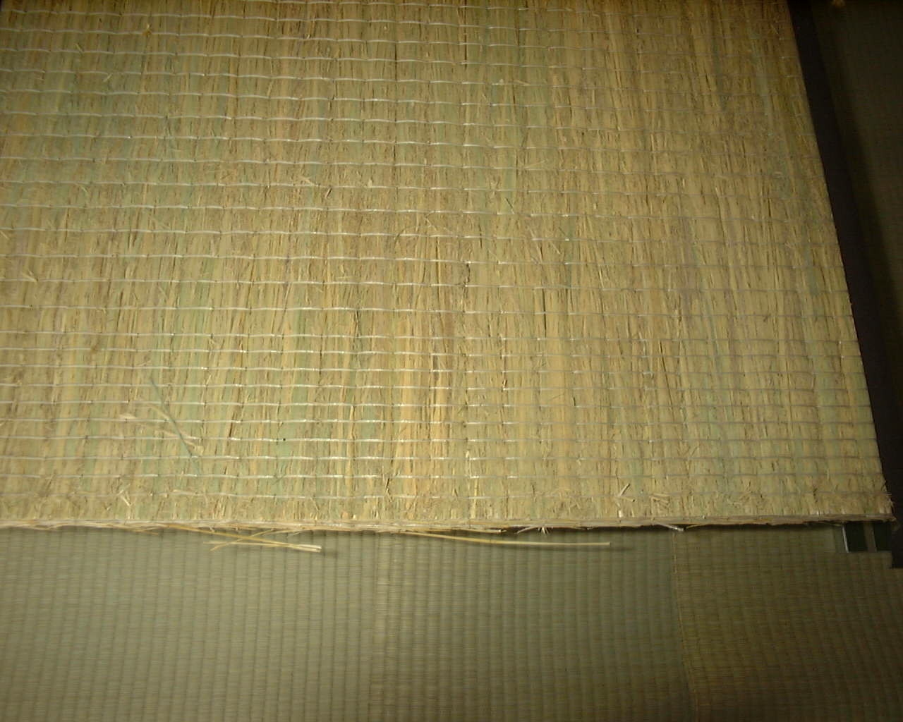 藁小屋で一年間、自然乾燥した稲藁を使います。