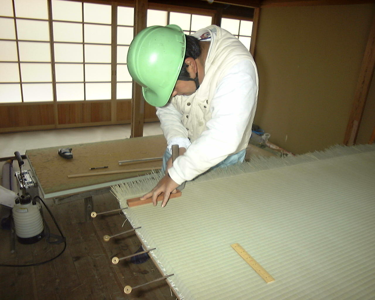 裏に使う畳表の巾寸法を落とします。