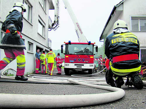 Zwei Gebäude, die abgebrochen werden, dienten am Samstag einer gross angelegten Rettungsübung (Bild Ernst Hunkeler)