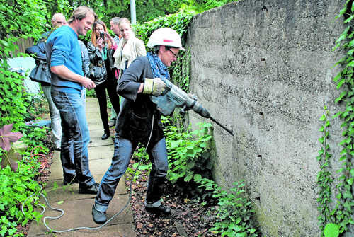 Daniela Fritschi aus dem Kirchenstand und der Baukommission durfte als Erste mit dem sogenannten Hammerschlag beginnen. (Bild: Tanja Bircher)