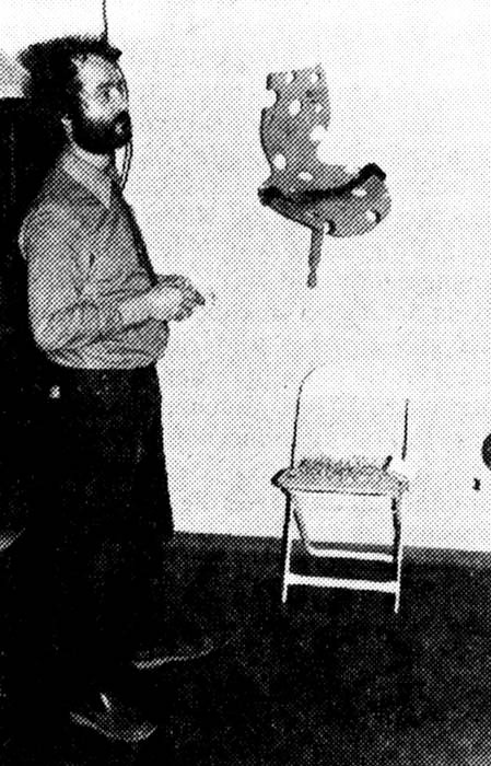 Der Künstler mit seinem Werk: Andreas Fahrni gestaltete aus der Hä-berli-Sitzschale einen Emmentaler Luxus-Melkstuhl - und offerierte den Gästen Häppchen aus Emmentaler Käse.