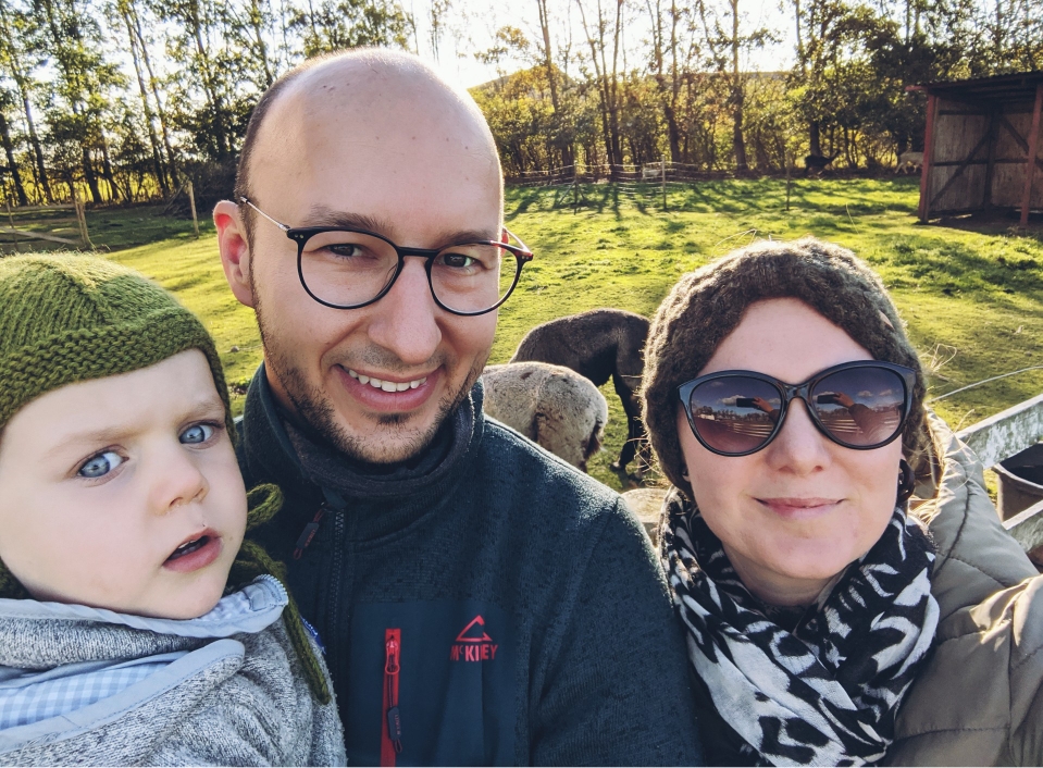 Family Selfie mit zwei Alpakas