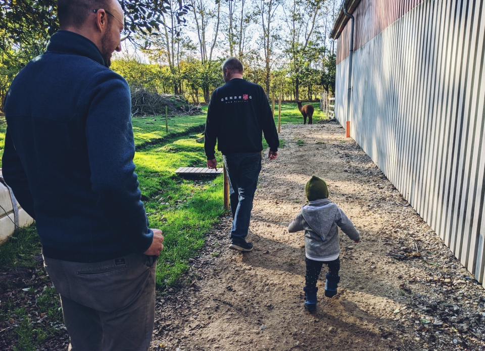 Hinter dem Stall dürfen wir Casper ins Gehege folgen
