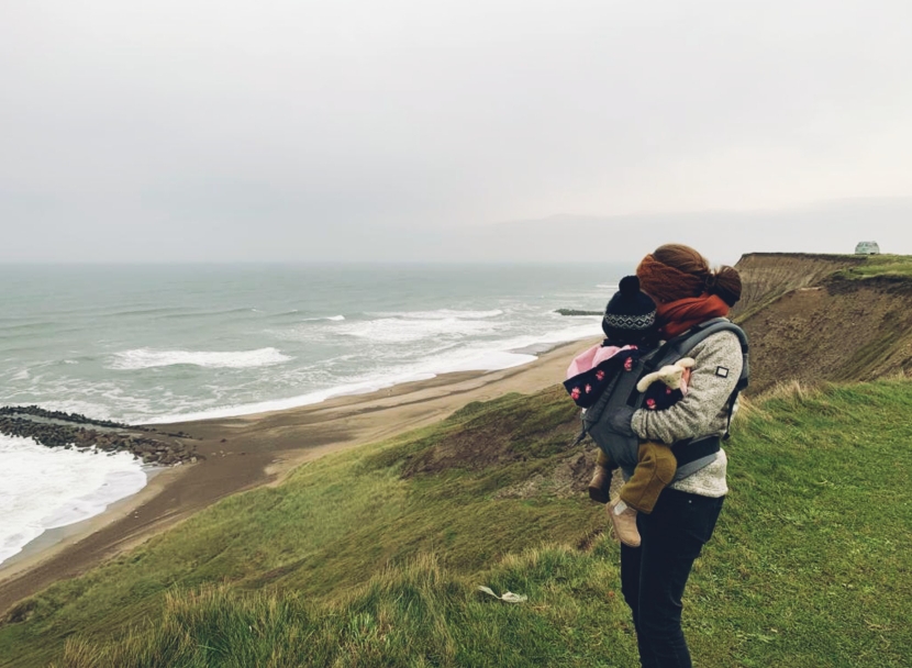 An der Steilküste kommt das Kind besser in die Trage