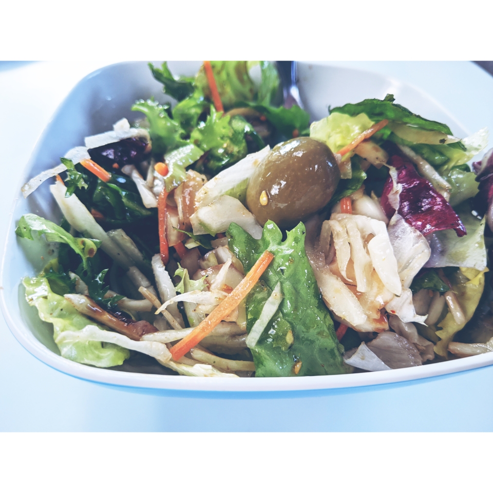 Salat mit Oliven & getrockneten Tomaten