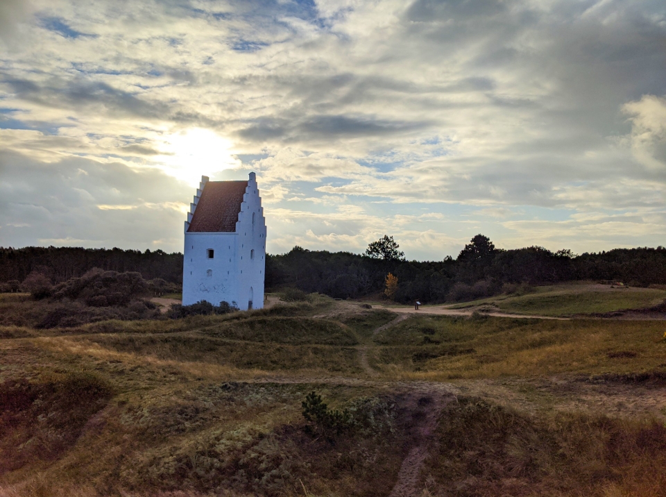 Die versandete Kirche bei Sonnenaufgang