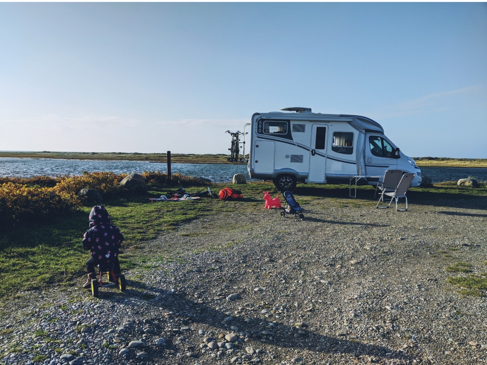 Dreirad, Hüpfpferd, Puppenwagen - alles dabei