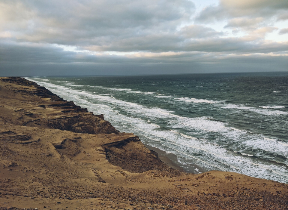 Die Wellen prallen auf die Steilküste