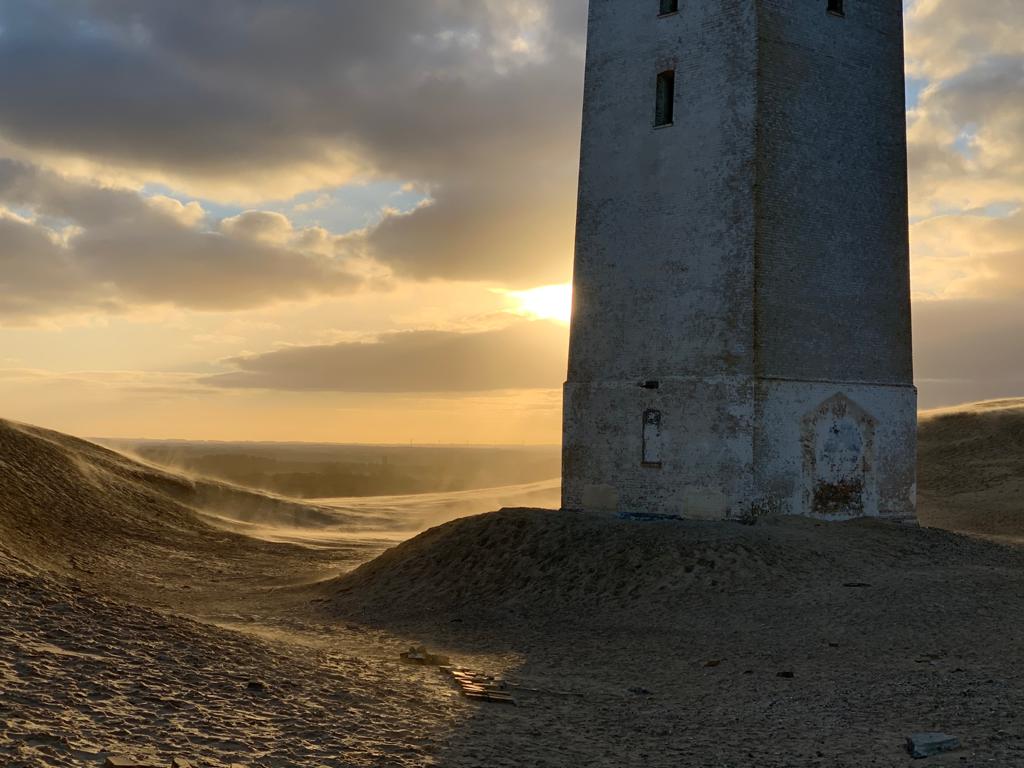 Der Wind wirbelt den Sand auf