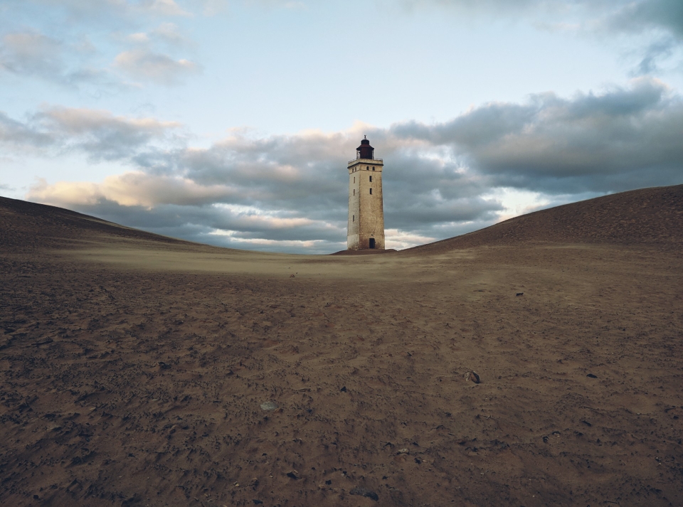 Ständig wandelnde Dünen und der Leuchtturm mittendrin