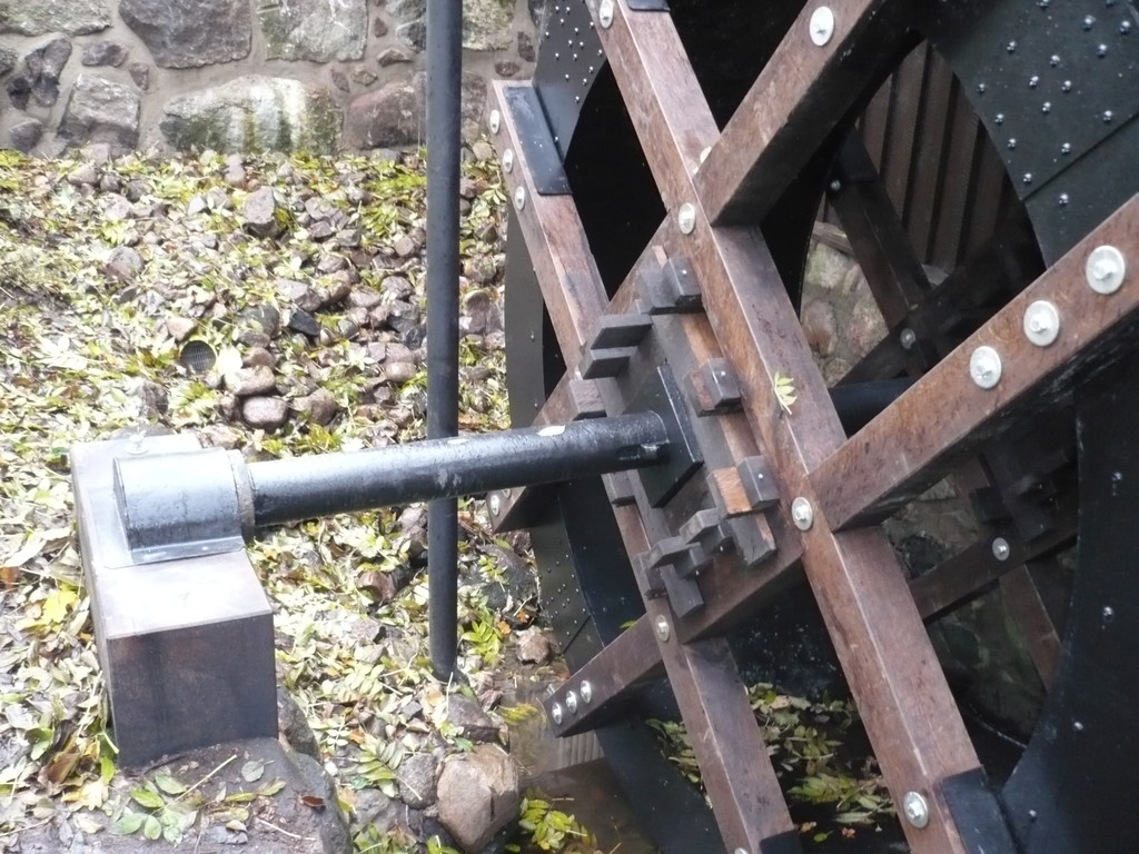 Wasserrad mit  Wasserkanal aus Corten Stahl