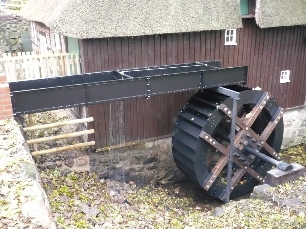 Wasserrad mit  Wasserkanal aus Corten Stahl