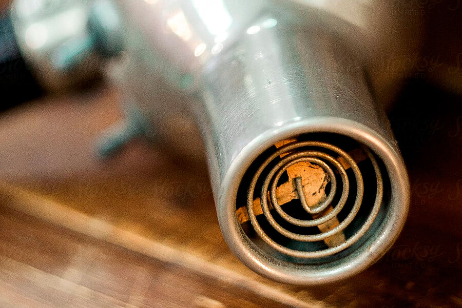 濡れた髪やヘアケア後の髪は、部分的に開いて膨らんでいる。それを乾かすために、多くの人はドライヤーに手を伸ばす。ドライヤーの熱は水分を蒸発させる。しかし、温度が高すぎると、フケの保護層や髪そのものに永久的なダメージを与えてしまう。そのため、ドライヤーをかけるときは、髪から20cmほど離し、温度は低めに設定しましょう。