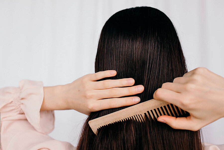 髪全体をとかしやすくするために、最初に毛先だけを歯の広いクシでほぐすとよい。頑固な場合は、指を使ってもよい。そうすれば、髪がとかしやすくなり、髪の構造も保護される。