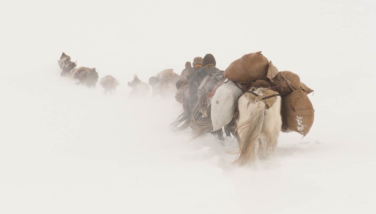 Eine Nomadenkarawane überquert im Winter einen 5000 Meter hohen Pass