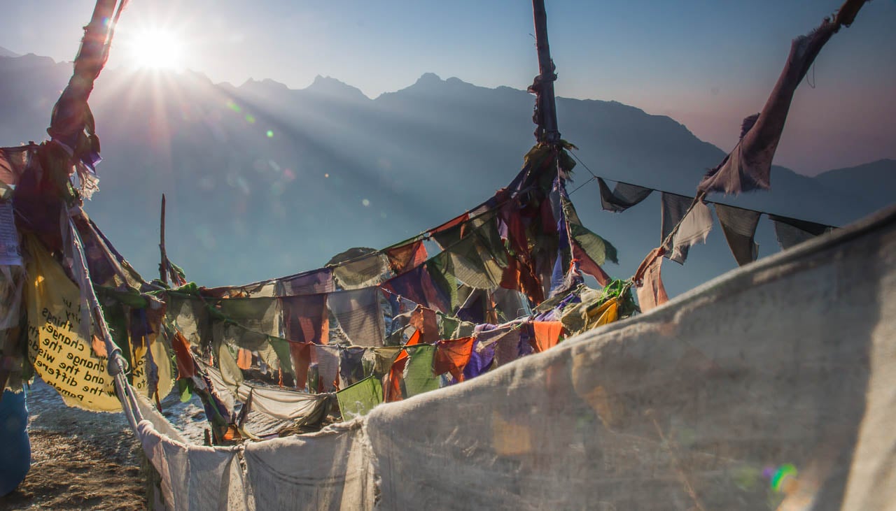 Gebetsfahnen auf einem Pass im Indischen Himalaya