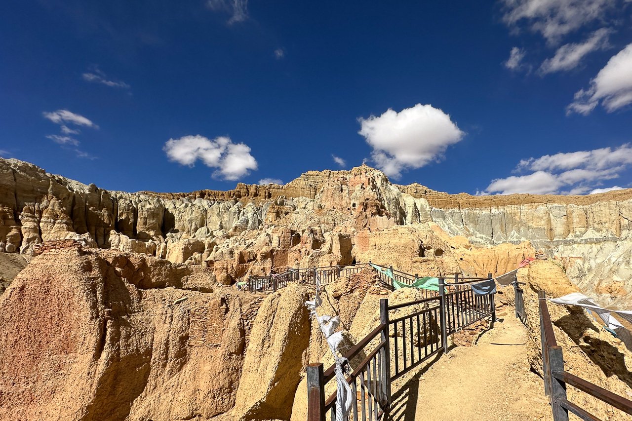 Der alte Wege durch die Felsenfestung des mystischen Königreichs Shang Shung ist mittlerweile gut gesichert