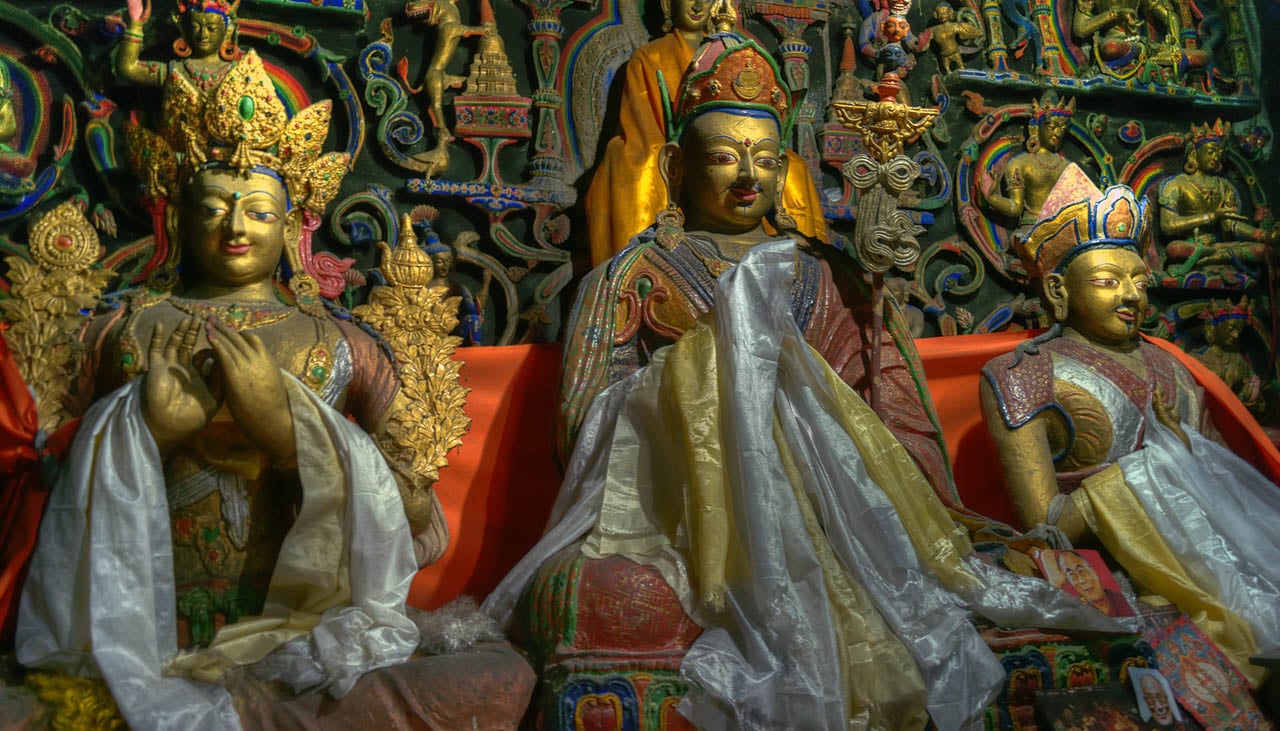 Buddhistische Statuen in einem Kloster im Indischen Himalaya