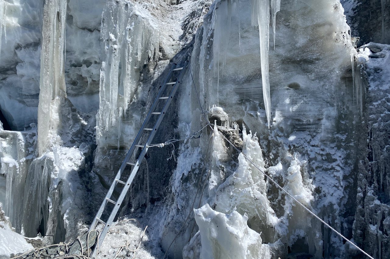 Je nach Verhältnissen werden auch mal Leitern eingesetzt.