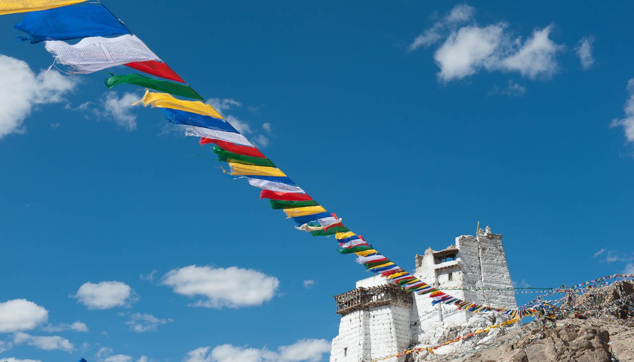Gebetsfahnen am Tsemo in Leh