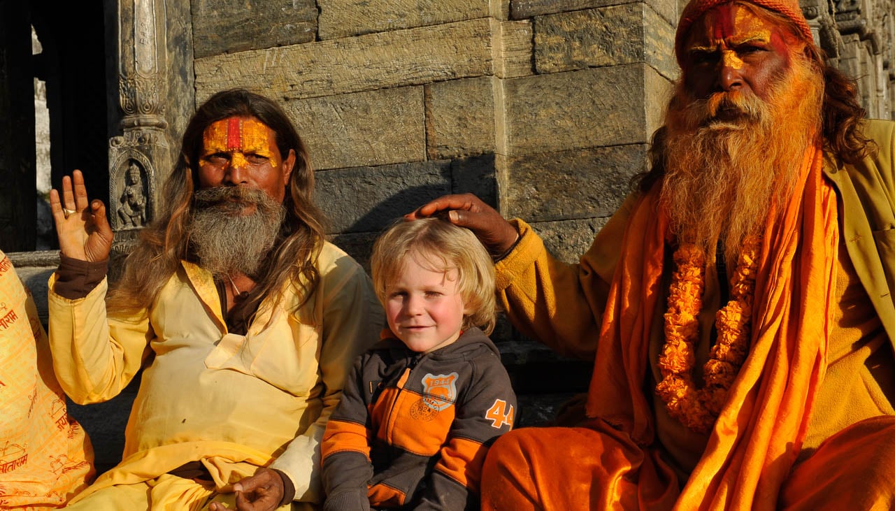 Gian-Andri Zwahlen (4-jährig) mit Sadhus am Tempel von Pashupatinath in Kathmandu