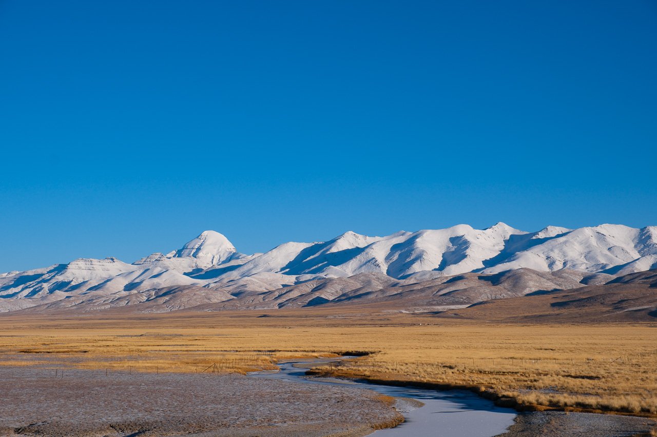 Frisch verschneiten Bergkette des Kailash