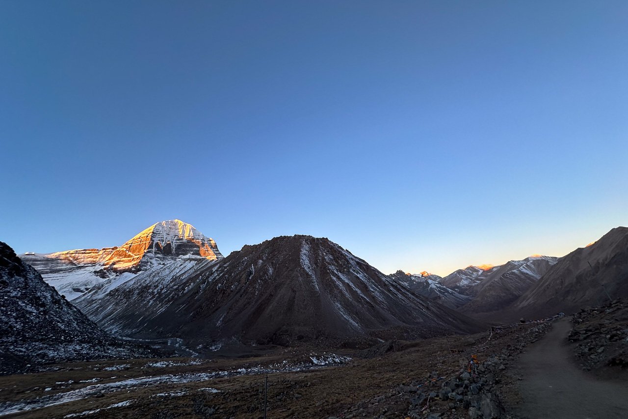 Sonnenaufgang während der zweiten Tagesetappe der Kailash-Umrundung
