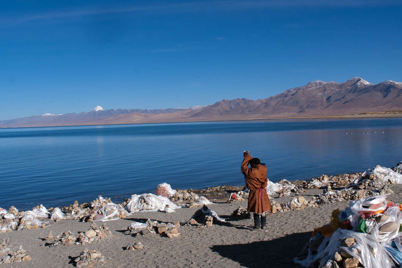 Pilger umrunden den Manasarovar-See in 3-4 Tagen zu Fuss