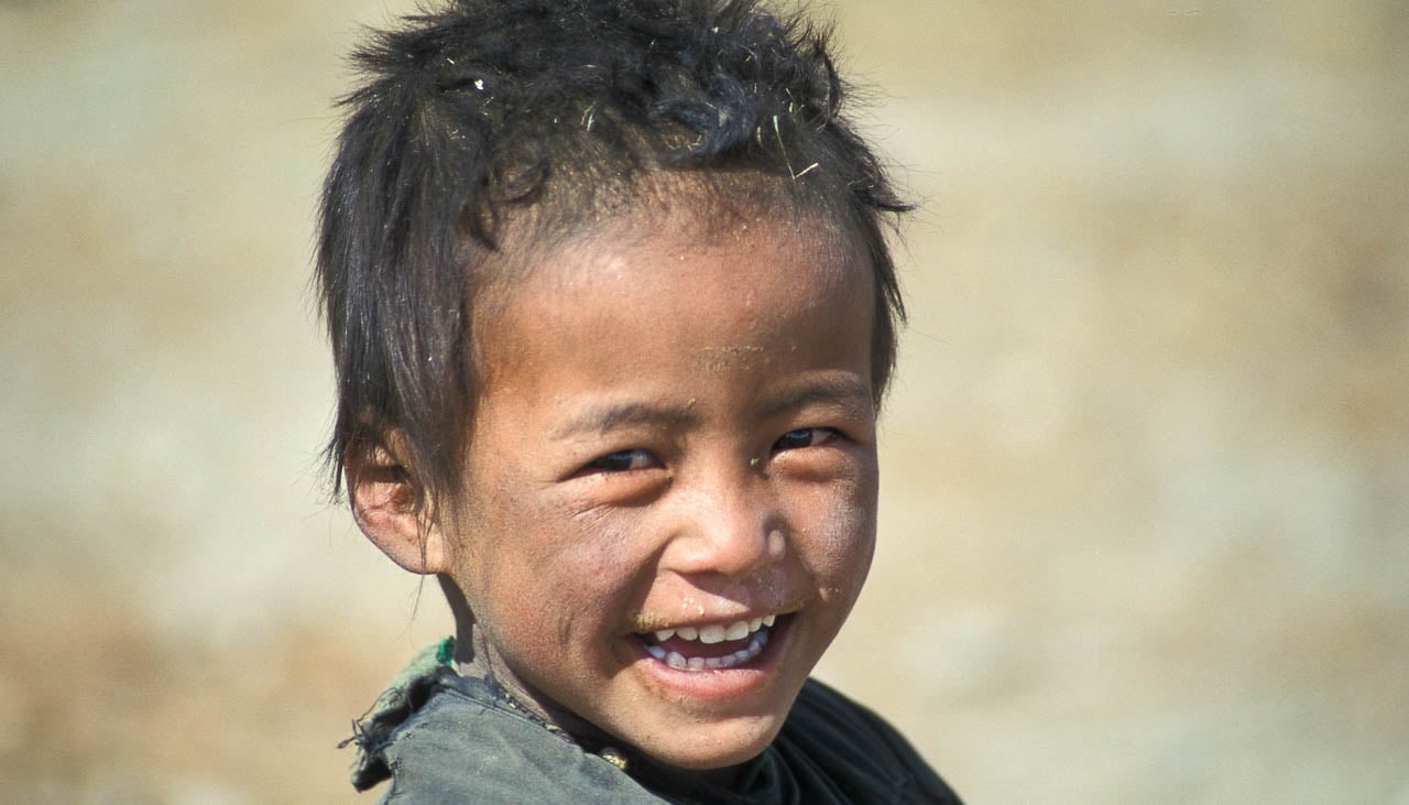 Tibetischer Nomadenbub am Tsomoriri in Ladakh