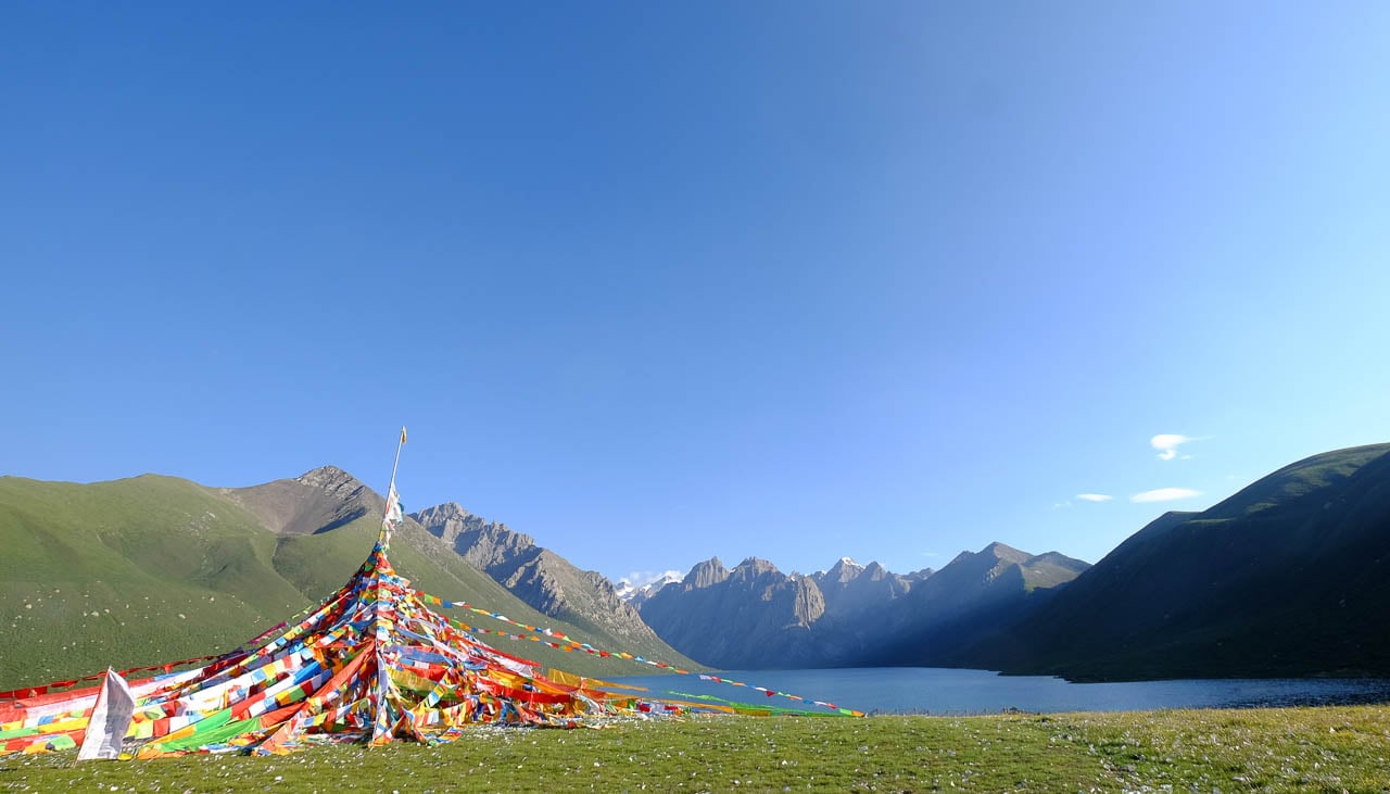 Heiliger Bergsee von Nyenpo Yurtse in Amdo im Osten Tibets