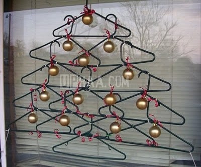 Weihnachtsbaum aus Kleiderbügeln, gesehen auf curiousphotos.blogspot.ca