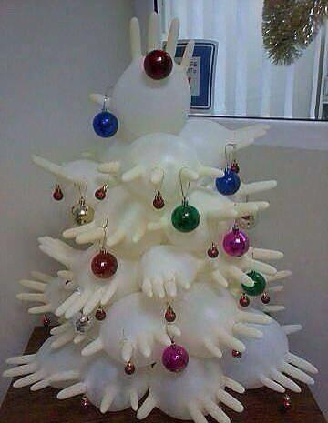 Weihnachtsbaum aus Gummihandschuhen, gesehen auf twitter.com