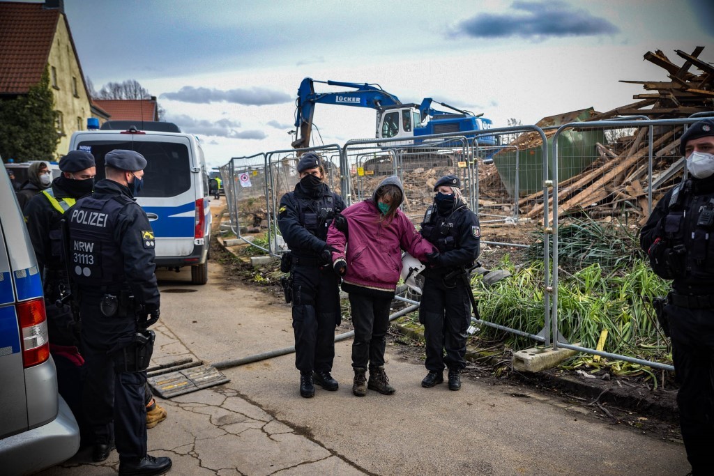 Bei den Demos ist die Polizei stets präsent  (Foto: Alexander Frank)